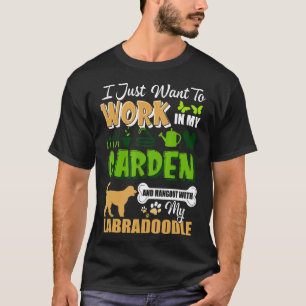 Camiseta Eu trabalho no jardim e saio com o meu Labradoodl
