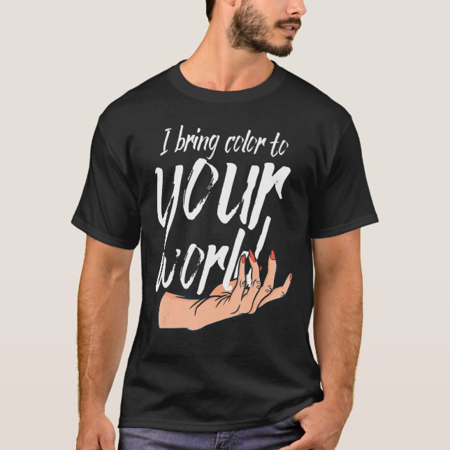 Camiseta Eu Trago Cor Para Os Técnicos De Nail Do Mundo. (Frente)
