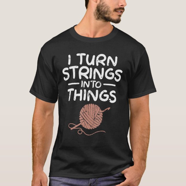 Camiseta Eu Transformo Cordas Em Coisas, Trocheter Knitter. (Frente)