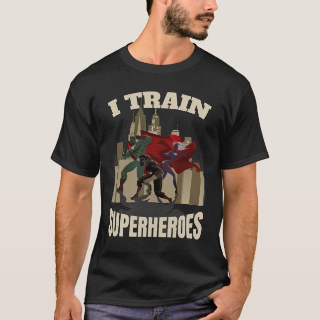 Camiseta Eu Treino Super Heróis Treinador Pessoal Malhação  (Frente)