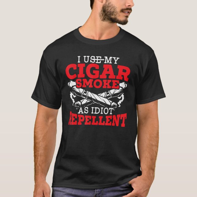 Camiseta Eu Uso Meu Cigarro Como Cigarro Idiota Repelente (Frente)