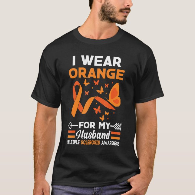 Camiseta Eu Visto Laranja Para O Meu Marido, Sra. Múltipla  (Frente)