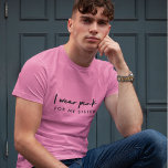 Camiseta Eu Visto Rosa | Suporte a Canceres de nome persona<br><div class="desc">Simples, Na moda "Eu visto rosa", camiseta masculina na tipografia moderna minimalista que pode ser facilmente personalizada para o apoio de seu amado com cancer. Você pode personalizar o texto "para minha irmã" para substituir por mãe, vovó, tia, primo, amigo, Pai, irmão, etc ou o nome da pessoa tocada no...</div>