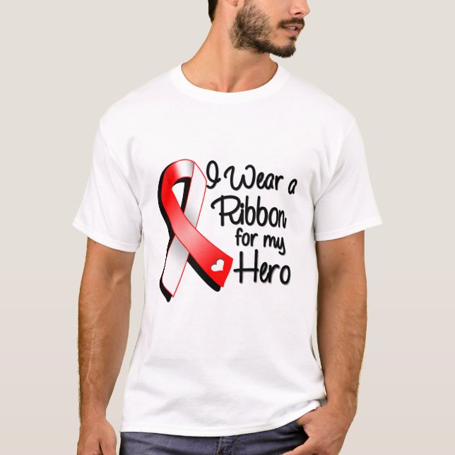 Camiseta Eu visto uma fita vermelha e branca para meu herói (Frente)