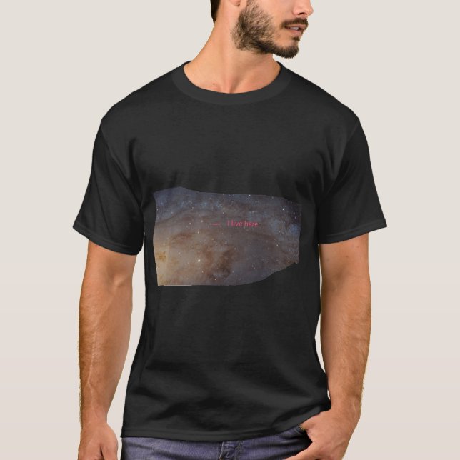 Camiseta Eu vivo aqui, o t-shirt escuro básico dos homens (Frente)
