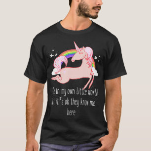 Camiseta Eu vivo no meu pequeno mundo, mas está tudo bem qu