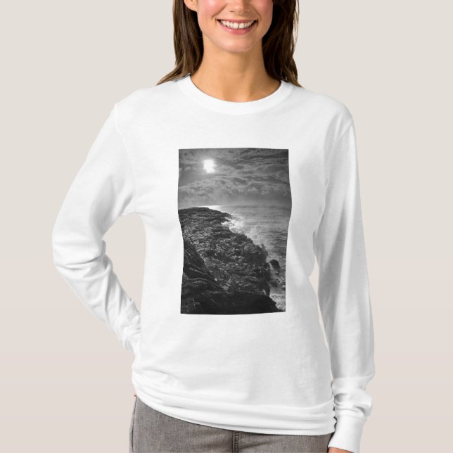 Camiseta  EUA. A lava molena desagua no oceano ao nascer do (Frente)