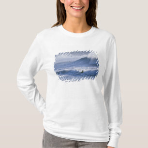 Camiseta EUA, Estado de Washington, La Push. Homem de caiaq