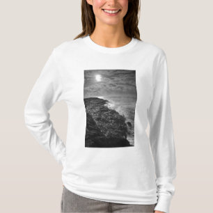 Camiseta EUA. Fluxo de lava derretida no oceano ao nascer d