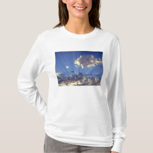 Camiseta EUA, Oregon, Bend. Raios de sol enchem o céu perto