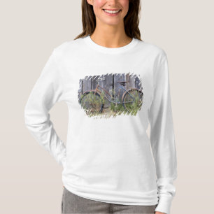 Camiseta EUA, Oregon, Bend. Uma bicicleta velha em ruínas