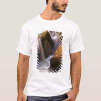 EUA, Utah, Escalante Wilderness. Cascata em 2