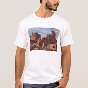 Camiseta EUA, Utah. Vista das Torres Fisher. Crédito: Don