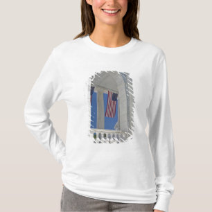 Camiseta EUA, VA, Arlington. Bandeiras americanas estão pen