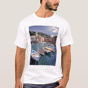 Camiseta Europa, Itália, Vernazza. Barcos pintados de cores