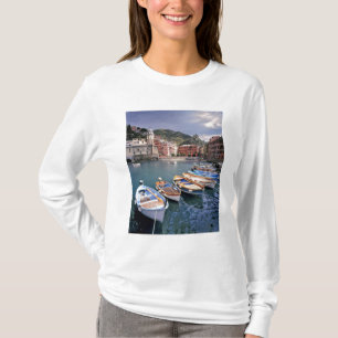 Camiseta Europa, Itália, Vernazza. Barcos pintados de cores