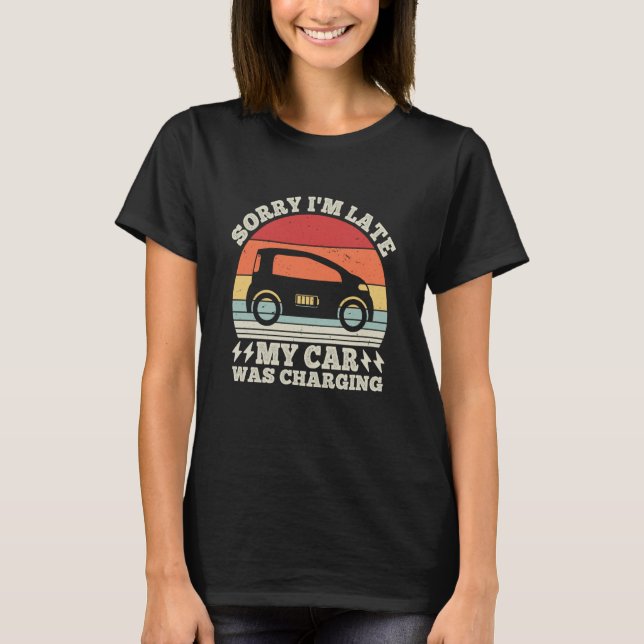 Camiseta EV Car Electric Sorry I'm Late My Car Was Charging (Frente)