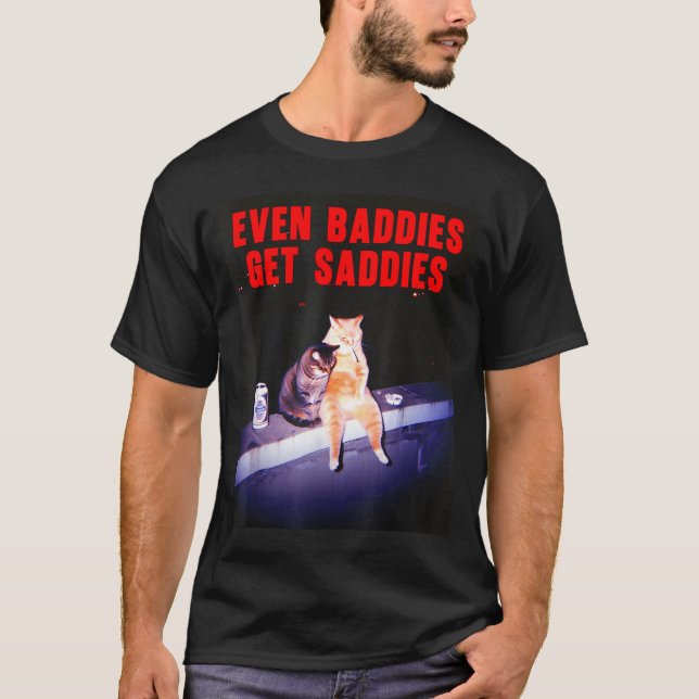 Camiseta Even Baddies Get Saddies Funny Cat Meme Aesthetic  (Frente)