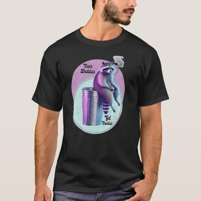 Camiseta Even Baddies Get Saddies Raccoon Meme Vaporwave Tr (Frente)