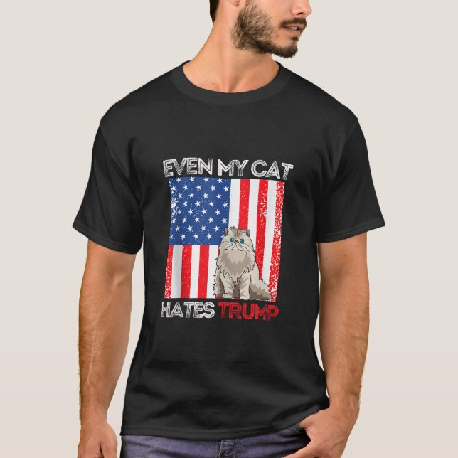 Camiseta Even My Cat Hates Trump Against Trump American Fla (Frente)