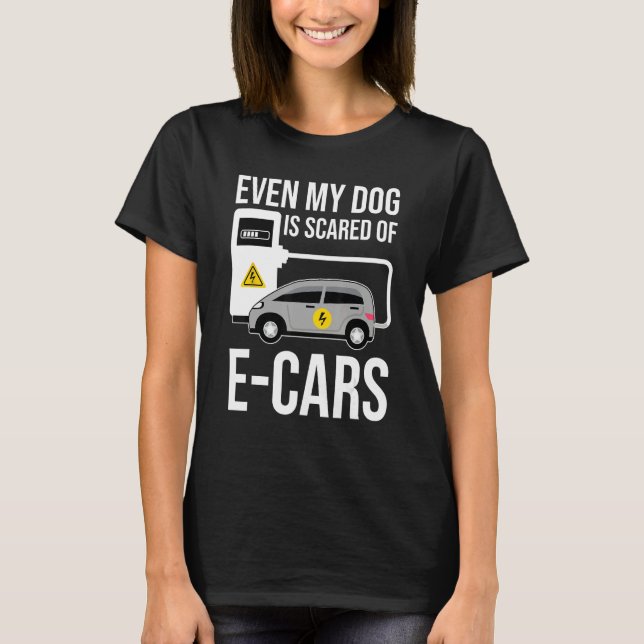Camiseta Even My Dog Is Afraid Of E Cars Anti Electric Car (Frente)