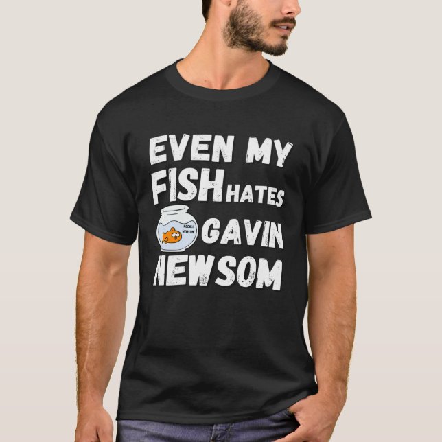 Camiseta Even My Fish Hates Gavin Newsom  Recall Newsom (Frente)