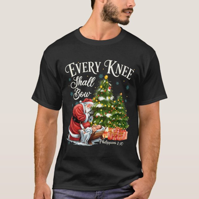 Camiseta Every Knee Shall Bow Santa Christmas Nativity Scen (Frente)