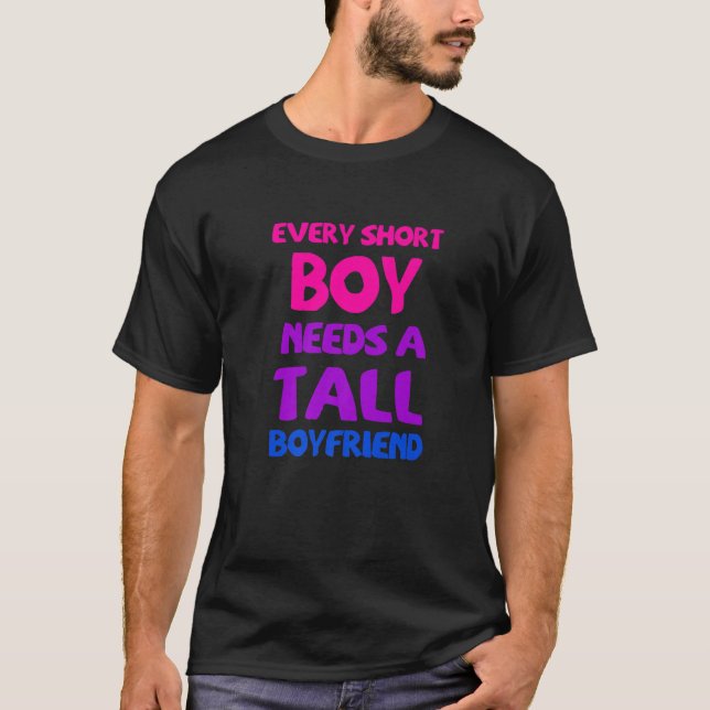 Camiseta Every Tall Boy Needs A Short Boyfriend Lesbian Pri (Frente)