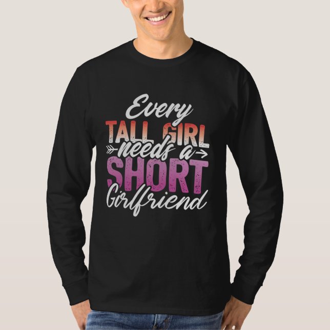 Camiseta Every Tall Girl Needs A Short Girlfriend  LGBT Les (Frente)