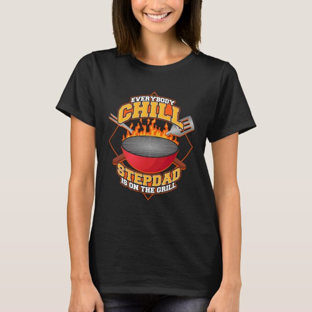 Camiseta Everybody Chill Stepdad is On The Grill Quote Son  (Frente)
