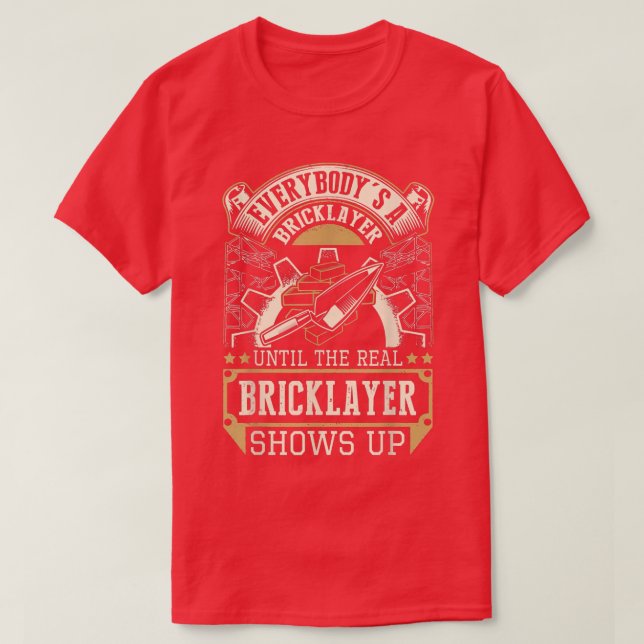 Camiseta Everybody's A Bricklayer Until The Real Bricklayer (Frente do Design)