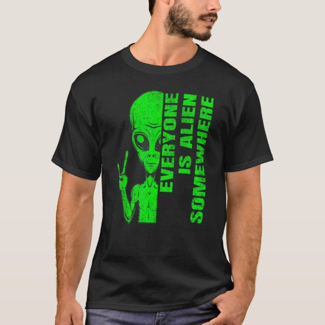 Camiseta Everyone is alien somewhere  and message (Frente)