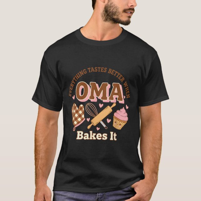 Camiseta Everything Tastes Better When Oma Bakes It Mother' (Frente)