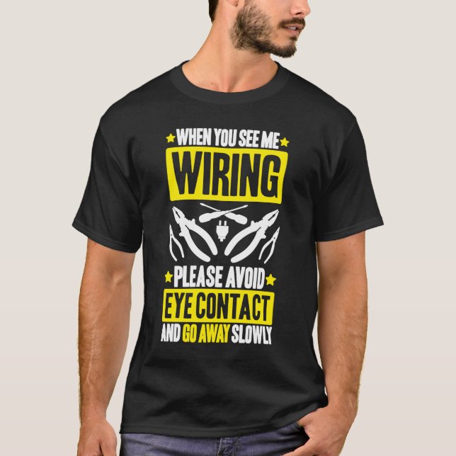 Camiseta Evite contato visual com o eletricista (Frente)
