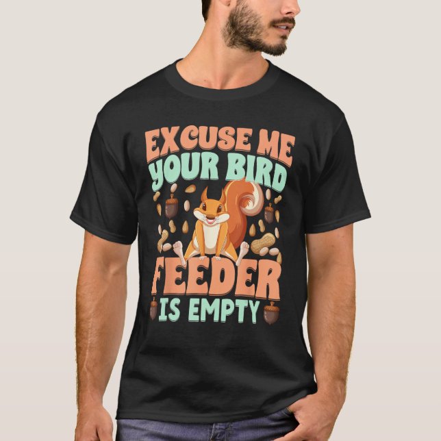 Camiseta Excuse Me Your Bird Feeder Is Empty  squirrels (Frente)