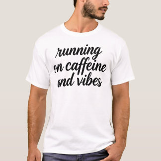 Camiseta Executando Com Cafeína E Vibrações Pincel Script C