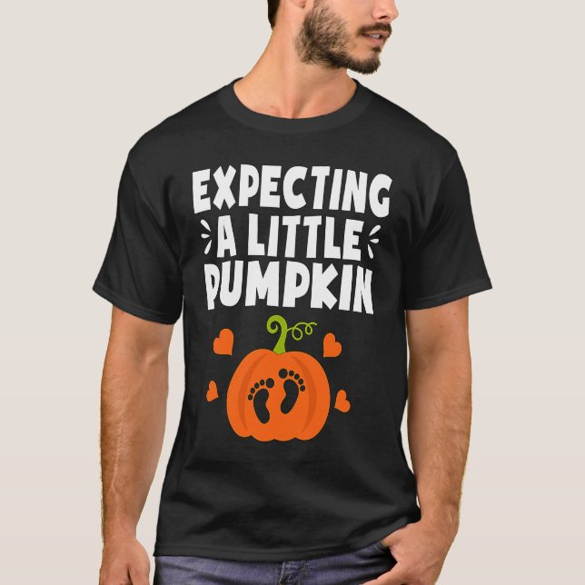 Camiseta Expecting A Little Pumpkin Halloween Pregnant Mom  (Frente)