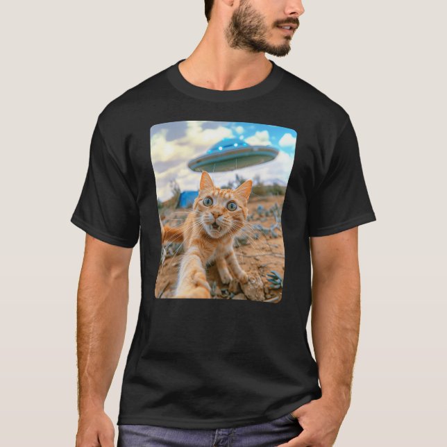 Camiseta Extraterrestrial Encounter Cat Selfie with UFO (2) (Frente)