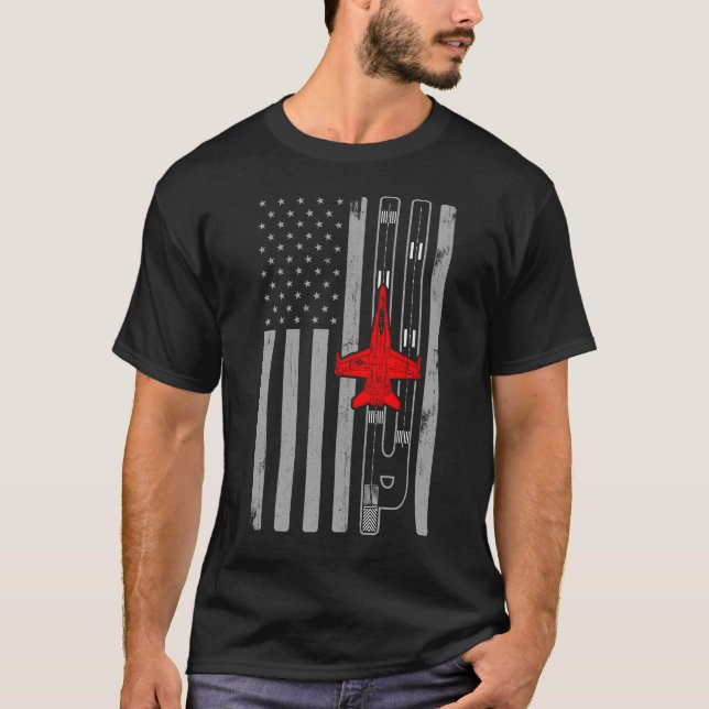 Camiseta F-18 Hornet Fighter Jet American Flag Runway F18 (Frente)