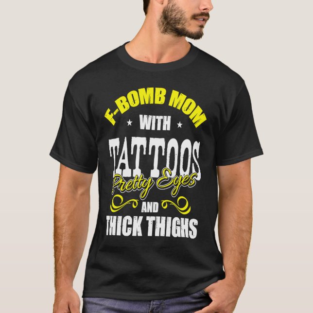 Camiseta F Bomb Mom With Tattoos Pretty Eyes Thick Thighs (Frente)