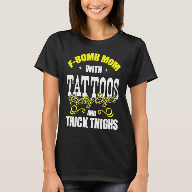 Camiseta F Bomb Mom With Tattoos Pretty Eyes Thick Thighs (Frente)