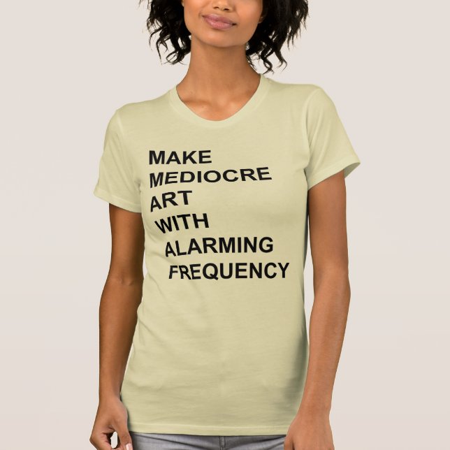 Camiseta Faça a arte medíocre com freqüência Alarming (Frente)