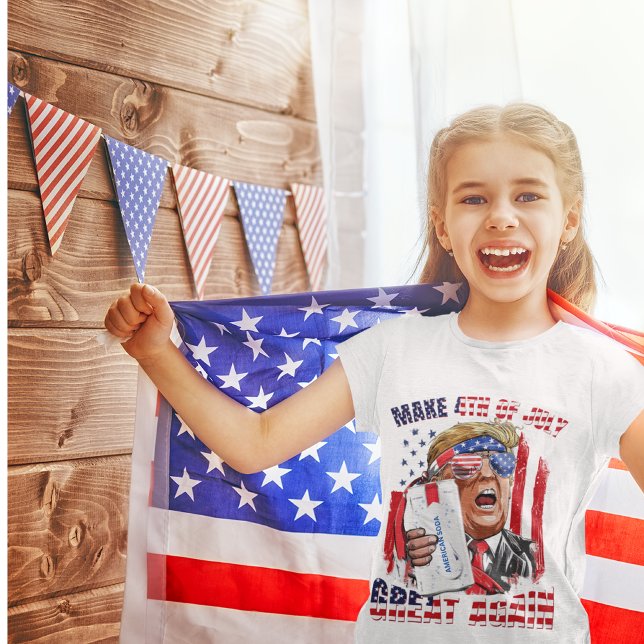 Camiseta Faça o Excelente de 4 de julho novamente - T-shirt (Make 4th of July Great Again Girls' T-shirt, Featuring a Vibrant Caricature of Donald Trump.)