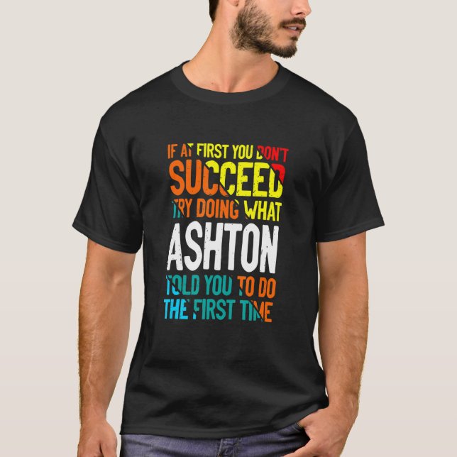 Camiseta Faça o que Ashton lhe disse para fazer o nome dize (Frente)