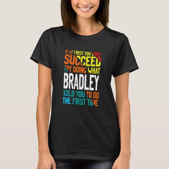 Camiseta Faça o que Bradley lhe disse para fazer o nome diz (Frente)