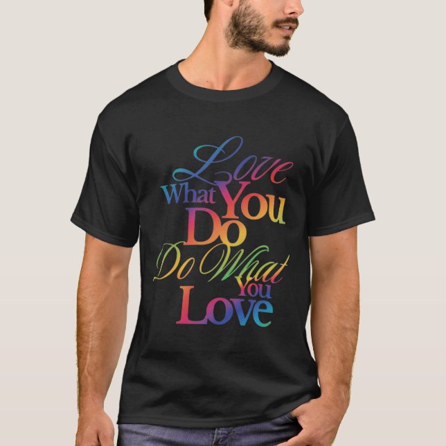 Camiseta Faça O Que Você Ama Citação Arco-Íris Design (Frente)