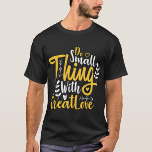 Camiseta Faça uma coisa pequena com amor excelente