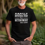 Camiseta Fácil distração com o Presente do Partido Funny da<br><div class="desc">Camisa moderna de manutenção da reforma. Dê o dom do relaxamento com nossa camisa "facilmente distraída pela aposentadoria", elegante e na moda. A fonte ousada serif e o ano personalizável fazem desta caneca uma peça sobressalente. É um excelente presente da família ou dos colegas de trabalho para comemorar a transição...</div>