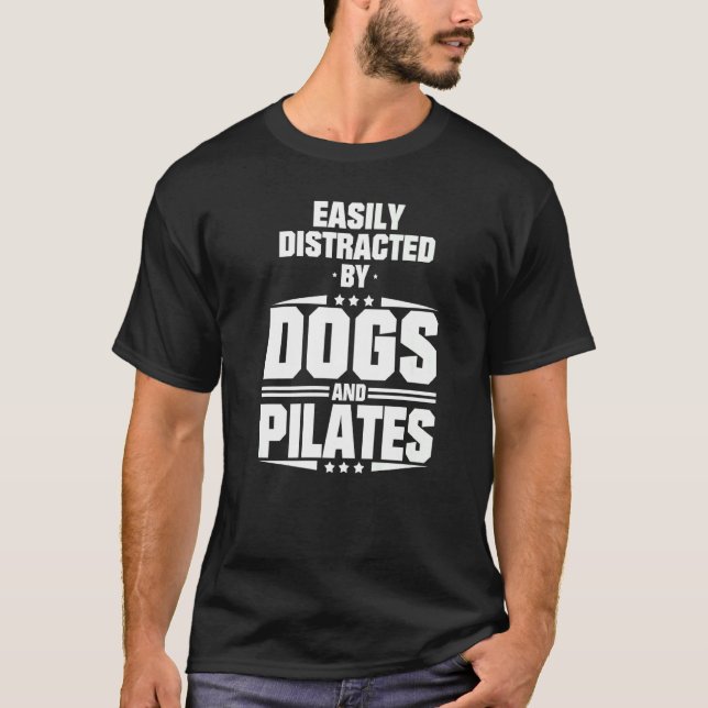 Camiseta Fácil Distração Por Cães E Pilatos (Frente)