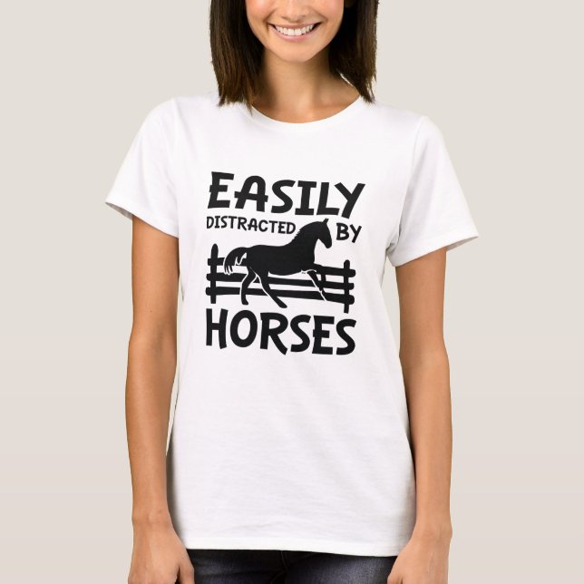 Camiseta Fácil Distração Por Cavalos (Frente)